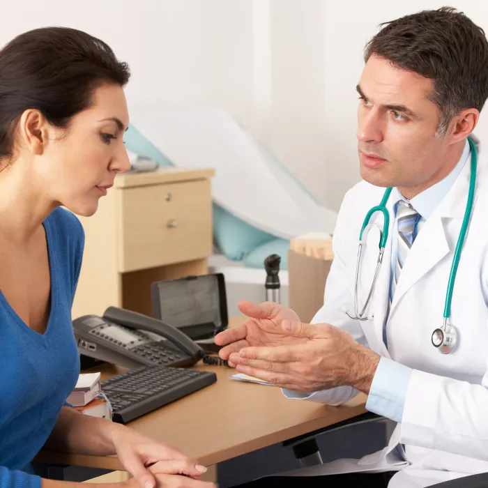 Врач консультирует пациента